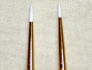 Talk Tiny To Me: Brushes, size 0 and size 1. Close-up