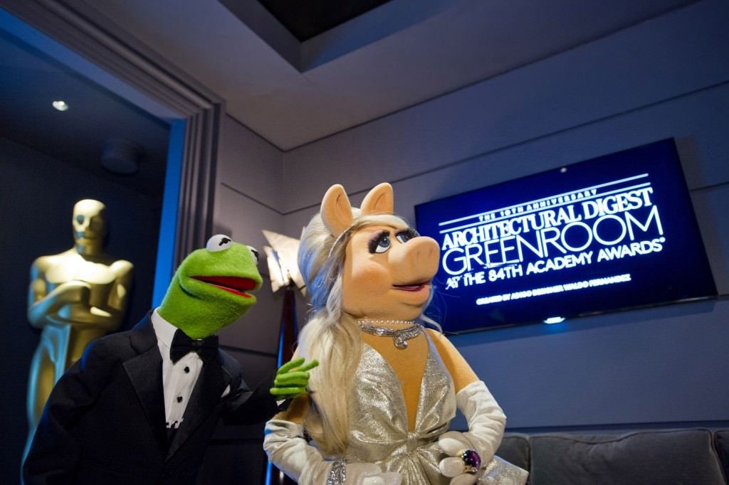 Miss Piggy and Kermit the Frog at the 2012 Academy Awards
