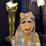 Miss Piggy and Kermit the Frog at the 2012 Academy Awards