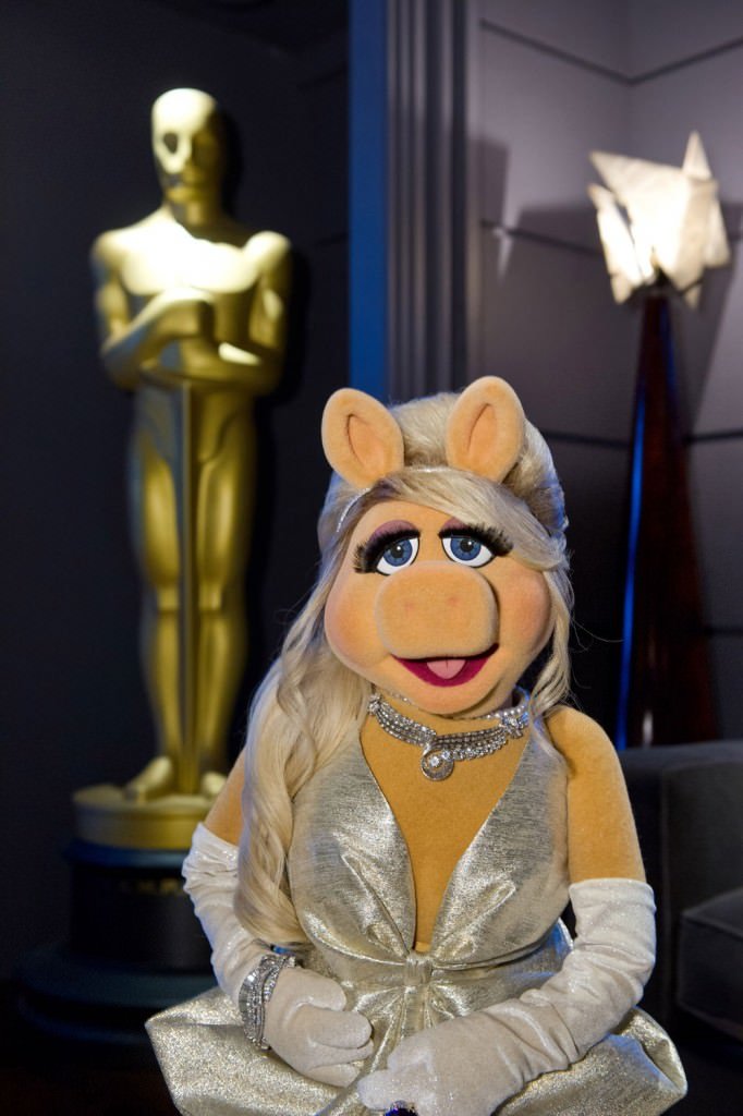 Miss Piggy and Kermit the Frog at the 2012 Academy Awards