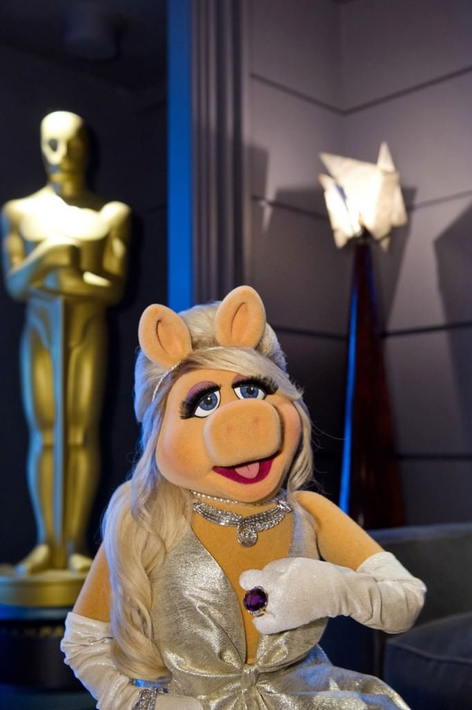 Miss Piggy and Kermit the Frog at the 2012 Academy Awards