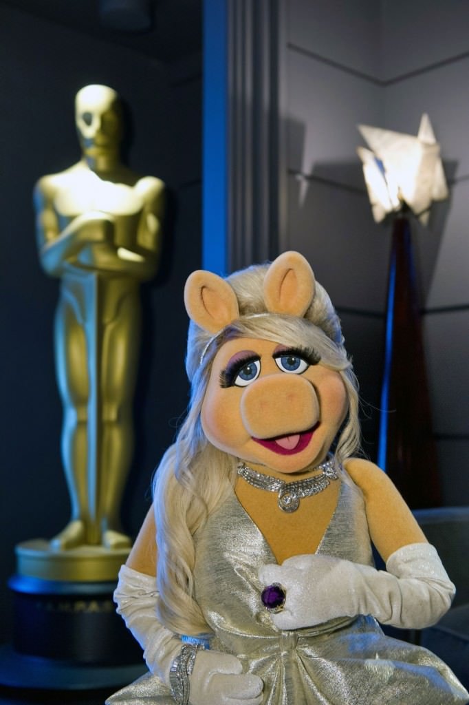 Miss Piggy and Kermit the Frog at the 2012 Academy Awards