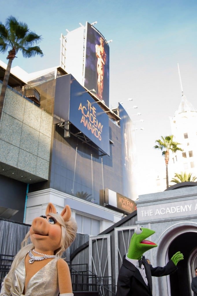 Miss Piggy and Kermit the Frog at the 2012 Academy Awards