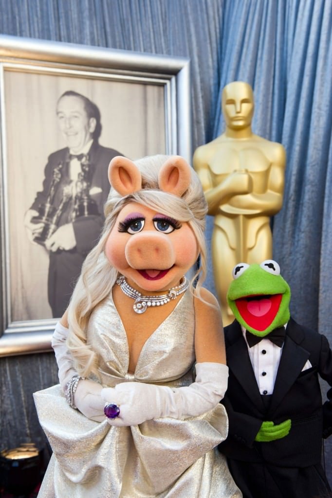 Miss Piggy and Kermit the Frog at the 2012 Academy Awards