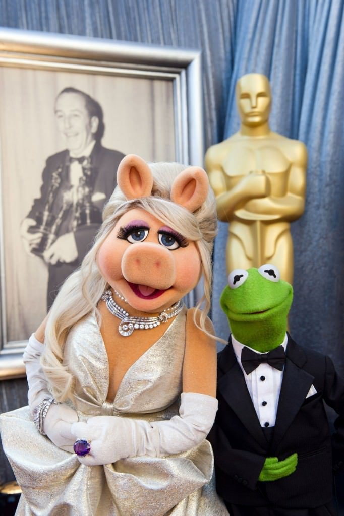 Miss Piggy and Kermit the Frog at the 2012 Academy Awards