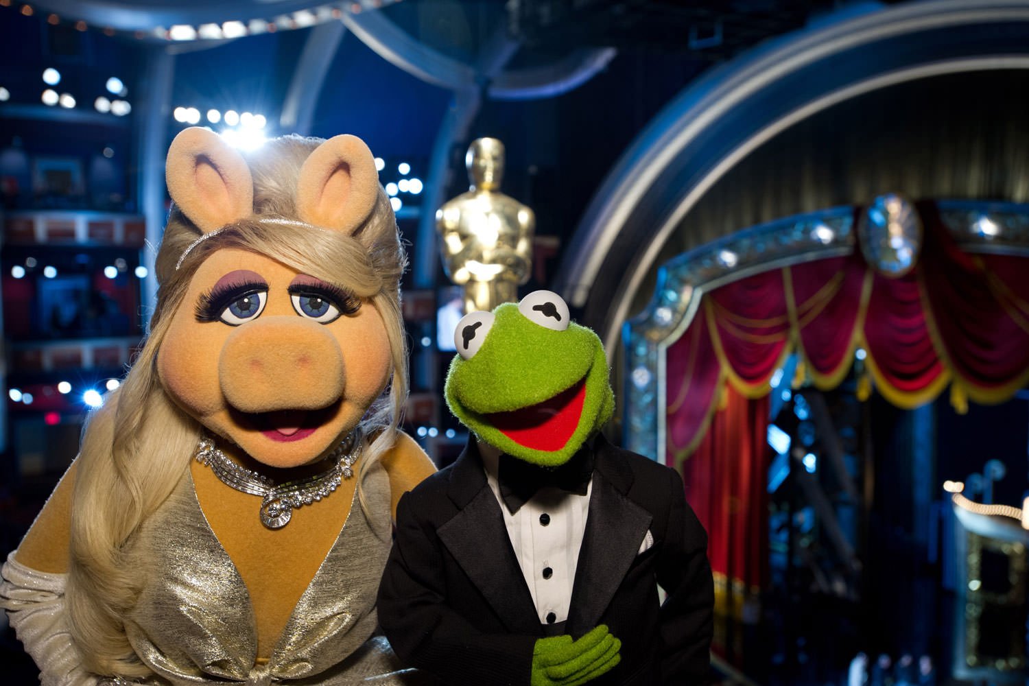 Miss Piggy and Kermit the Frog at the 2012 Academy Awards