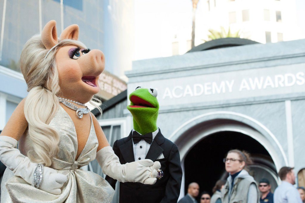 Miss Piggy and Kermit the Frog at the 2012 Academy Awards