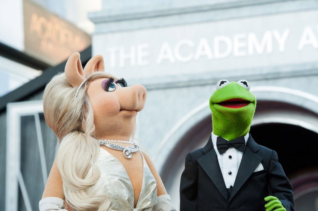 Miss Piggy and Kermit the Frog at the 2012 Academy Awards