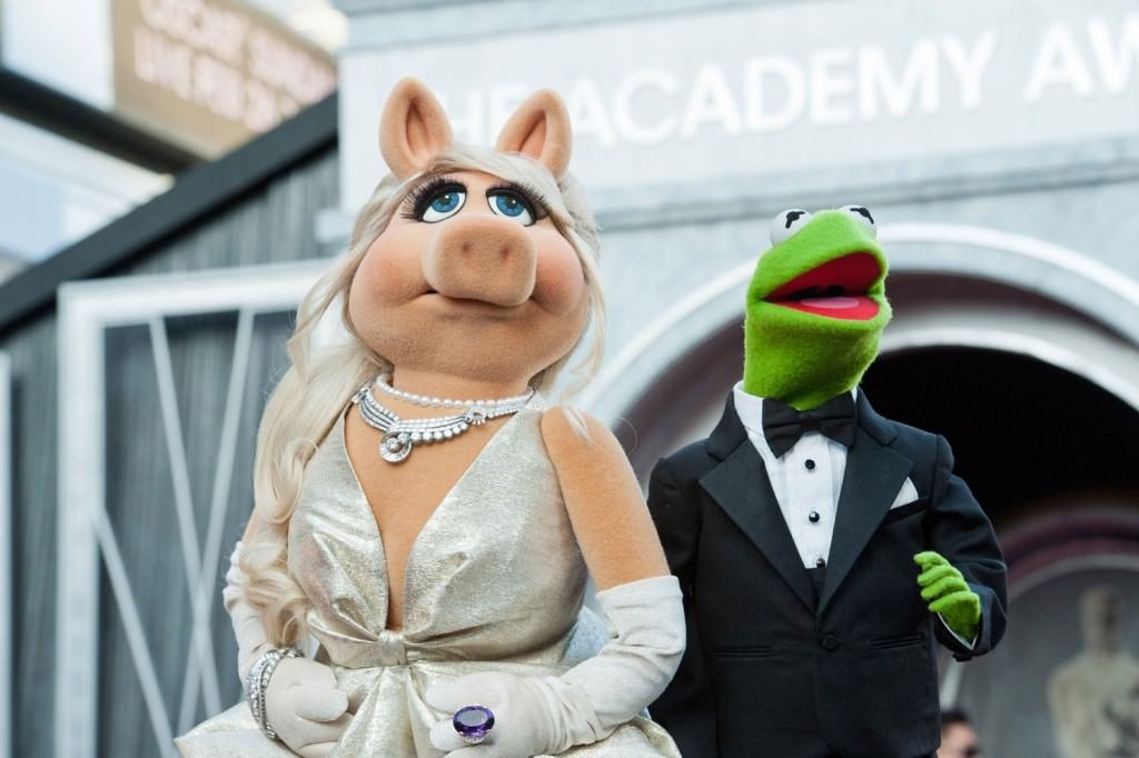Miss Piggy and Kermit the Frog at the 2012 Academy Awards