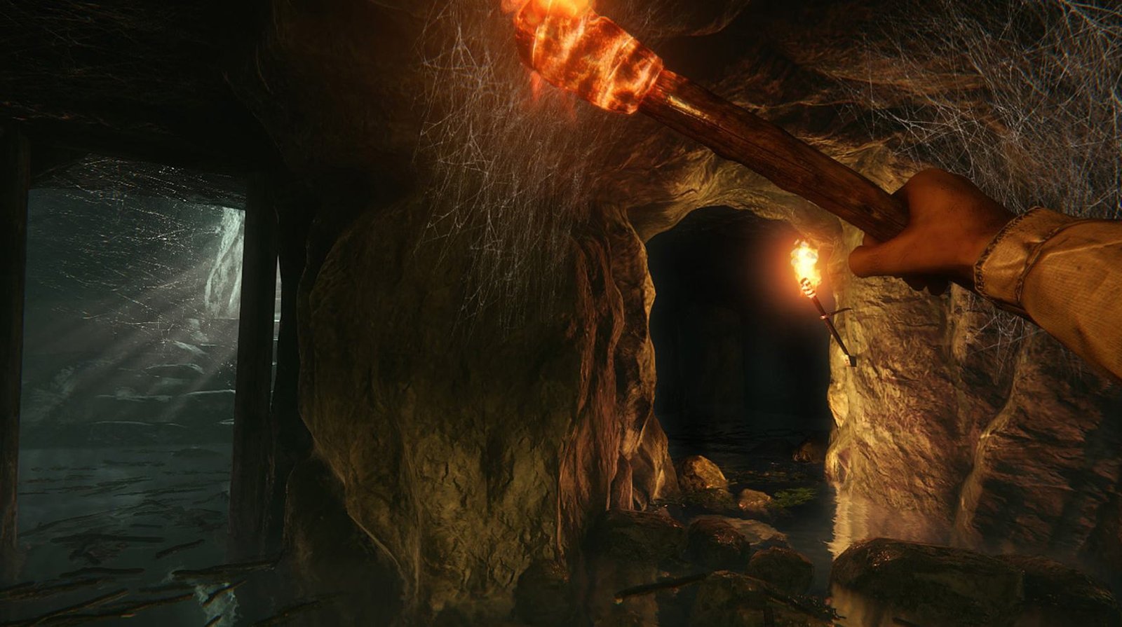 Квест амок. Квест тайна пещеры Ахау. Факел в пещере. Человек с факелом в пещере. Человек с факелом в Vtotht.