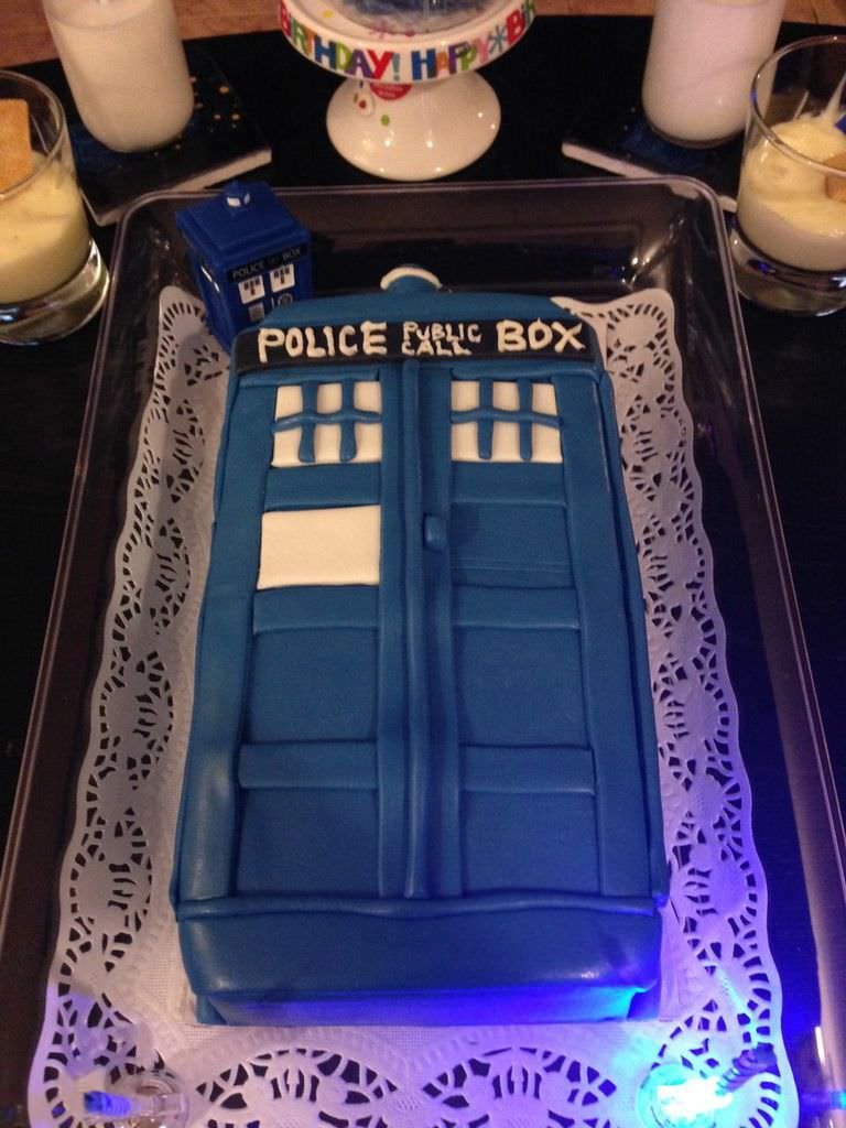 Doctor Who Tardis Cake glow