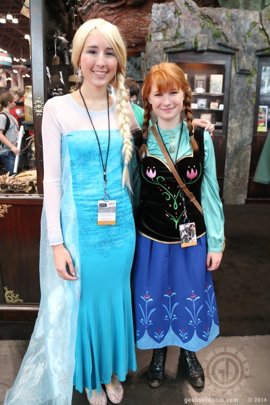 Frozen: Elsa and Anna cosplay