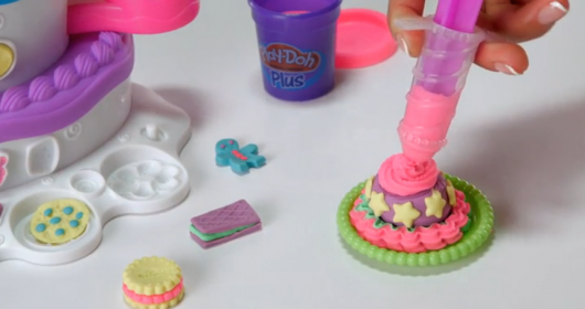 Play-Doh cake frosting dispenser