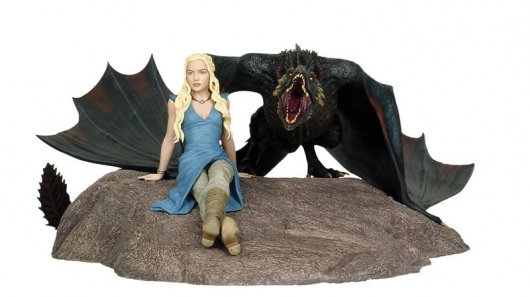 Dark Horse Game Of Thrones Daenerys & Drogon Statue front view