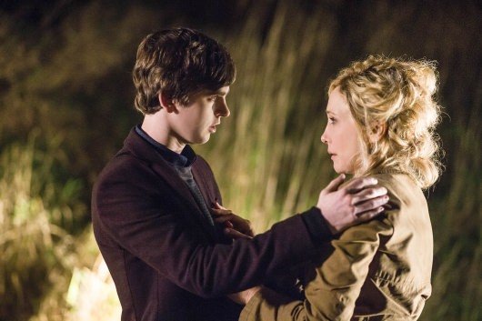 Bates Motel 302 Norma (Vera Farmiga) and Norman (Freddie Highmore)