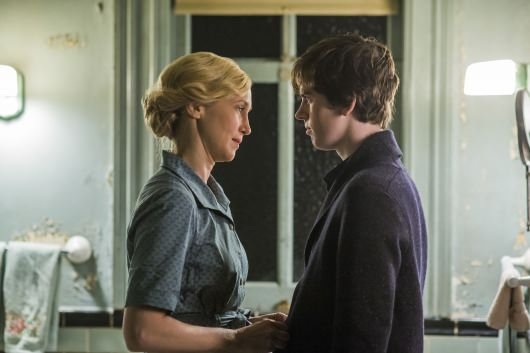 Bates Motel 3.3 Vera Farmiga and Freddie Highmore