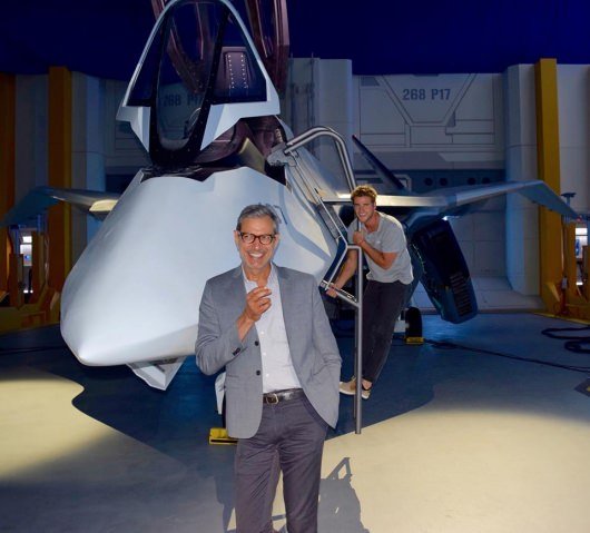 Independence Day Resurgence Jeff Goldblum and Liam Hemsworth On Set