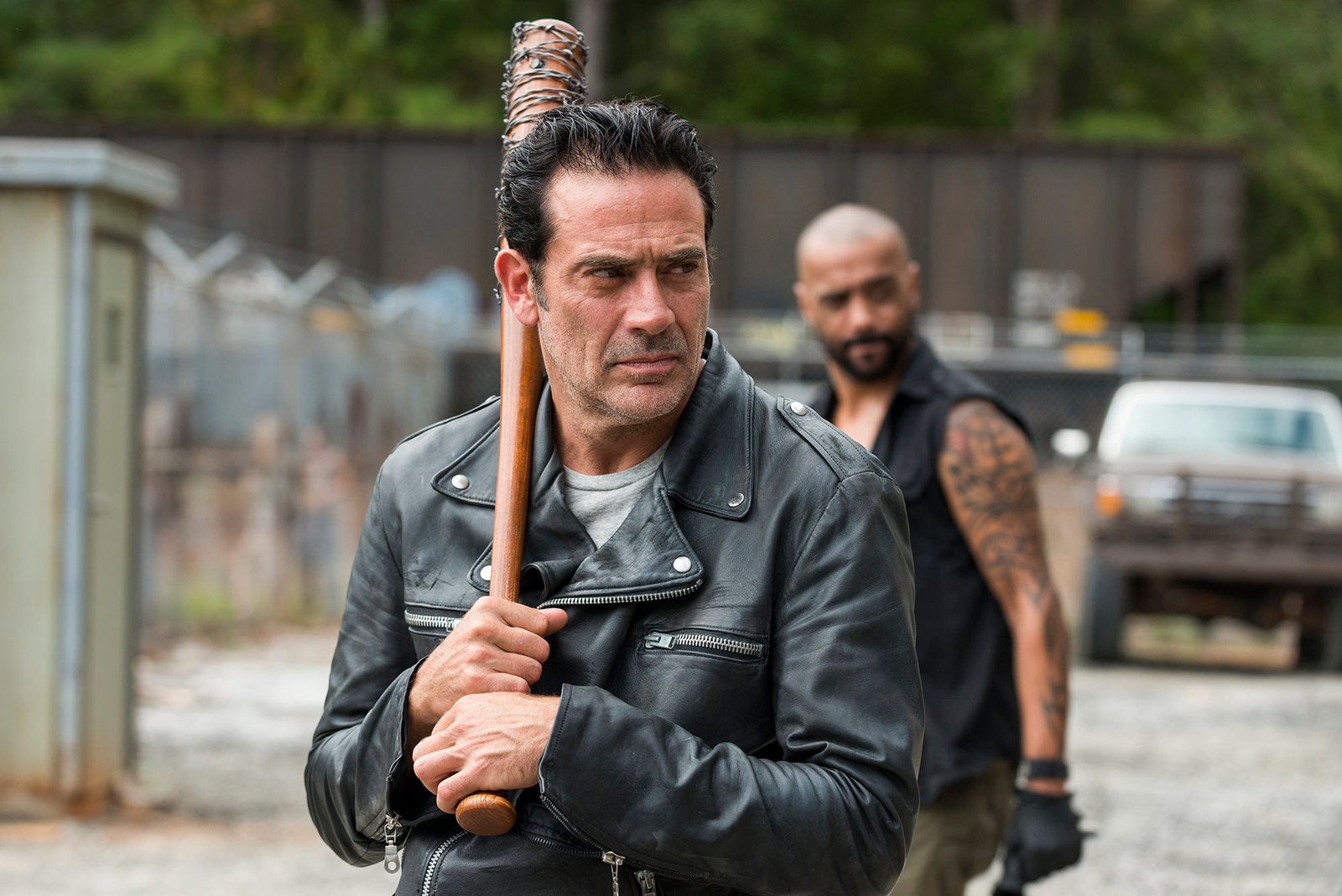 Jeffrey Dean Morgan as Negan, Vince Pusani as SaviorÂ - The Walking Dead, Season 7, Episode 11