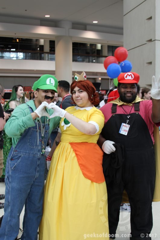 C2E2 2017 Cosplay 36 Luigi Peach Mario
